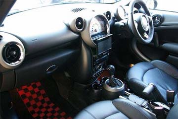 落札車両を整備・仕上げ